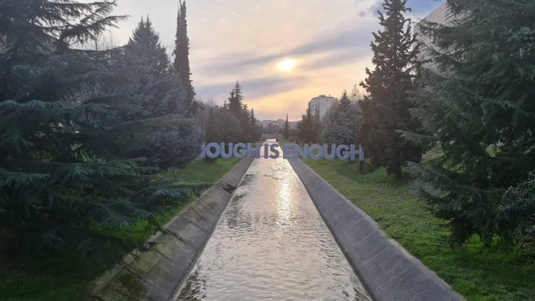 “Enough is Enough”, shprehja e Bushit për Kosovën kthehet në instalacion në Tiranë