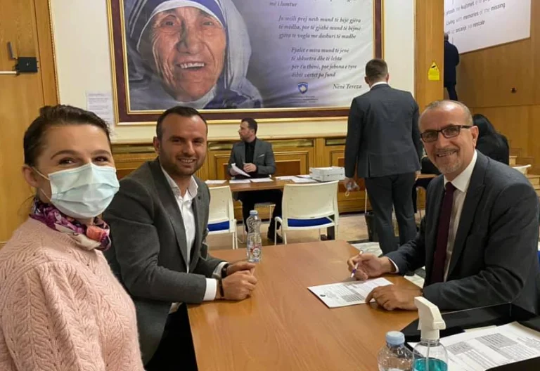 Haxhiu regjistrohet deputet: Nuk e votojmë mashtruesin Kurti as përçarësen Osmani