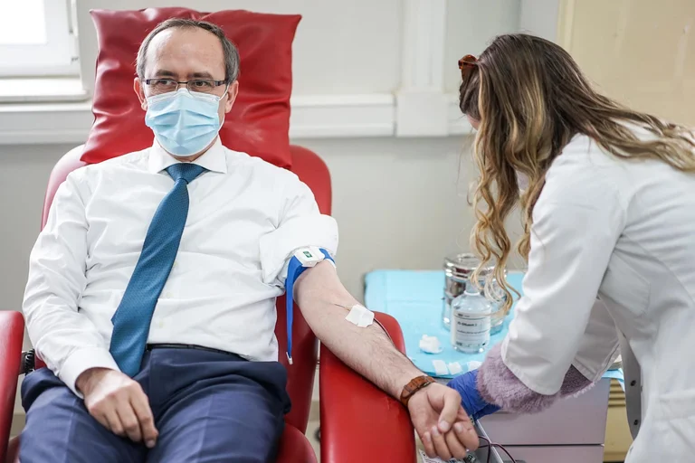 Kryeministri Hoti dhuron gjak, ka ende anti-trupa që e luftojnë virusin