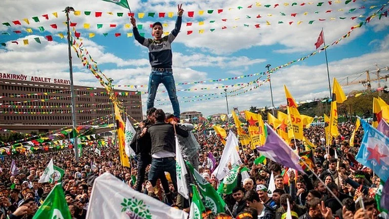 E pabesueshme: Turqia bën hapin për t’jua ndaluar politikën kurdëve