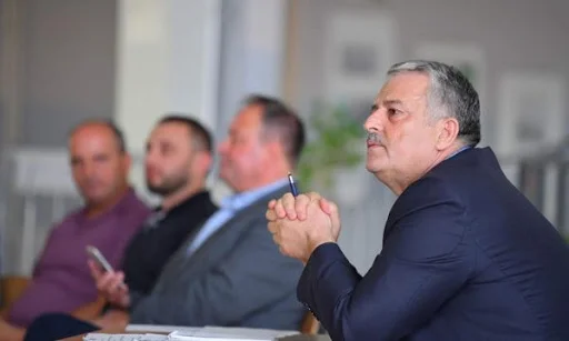 U raportua se shkarkoi shoferin: Agim Veliu shkon në takimin e thirrur nga Abdixhiku