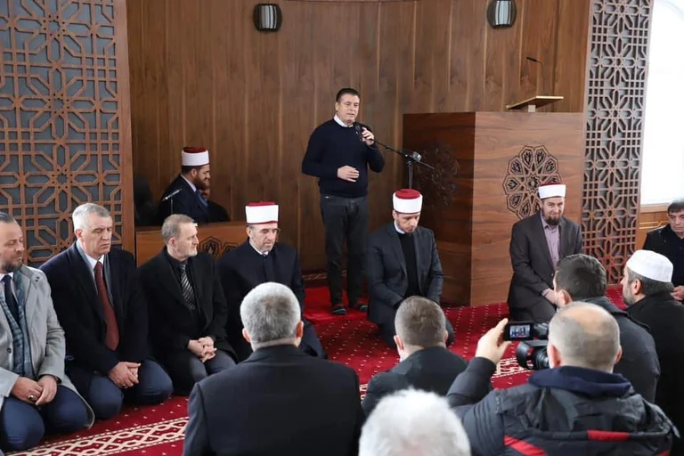 Agim Bahtiri në përurimin e një xhamie flet si hoxhë: Allahu iu ka dhënë dhunti për punë t’mira