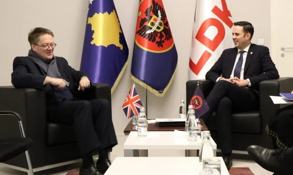 Ambasadori britanik takohet me Abdixhikun dhe ia dëgjon planet