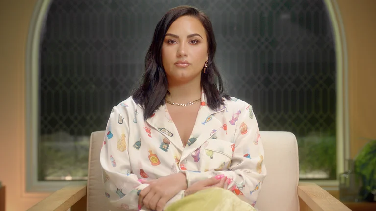 Demi Lovato tregon se është përdhunuar 15-vjeç: ‘Humba virgjërinë përmes përdhunimit’