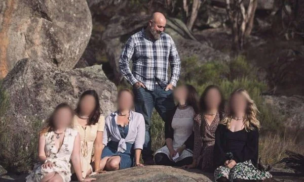 Arrestohet për skllavëri “Lordi i Seksit”, jetonte me 6 gra dhe drejtonte sektin e çuditshëm