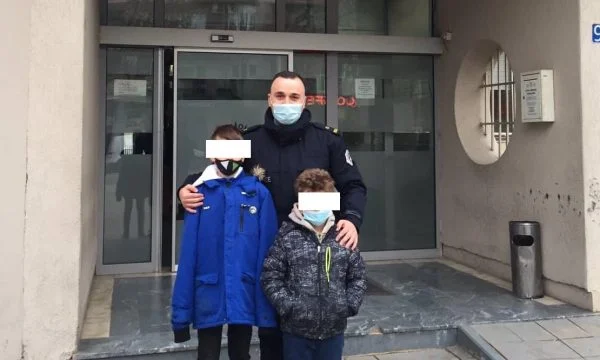 Prishtinë: Dy fëmijë i gjejnë 100 euro në rrugë, i çojnë në stacionin e policisë