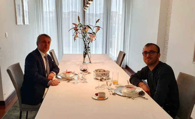 Ambasadori i Gjermanisë i qet supë Visar Duriqit – dy javë pas sulmit fizik