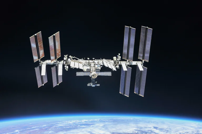 NASA gjen tri bakterie të panjohura në Stacionin Ndërkombëtar Hapësinor