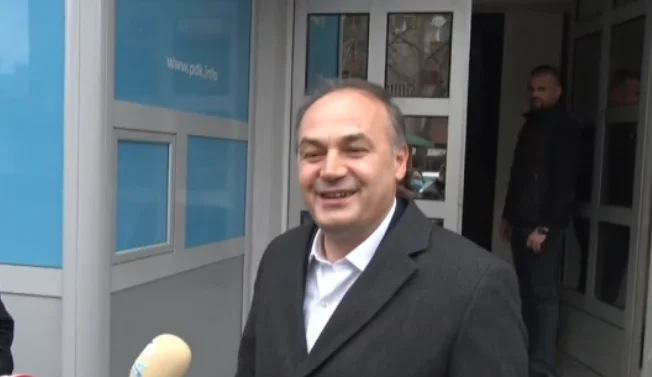 Hoxhaj – gazetarëve: Mund të rrini gjithë ditën e mund t’ju sjell kafe, por s’ka shkarkime