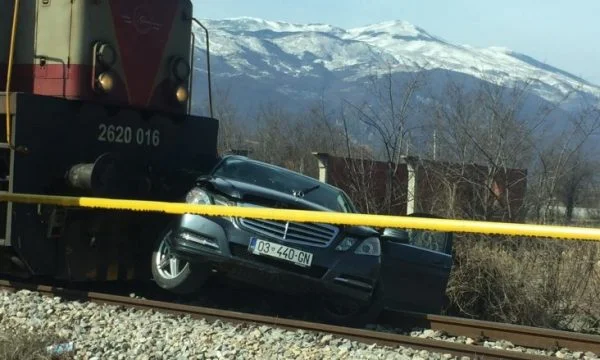 Treni godet një veturë në Ferizaj, lëndohet një person