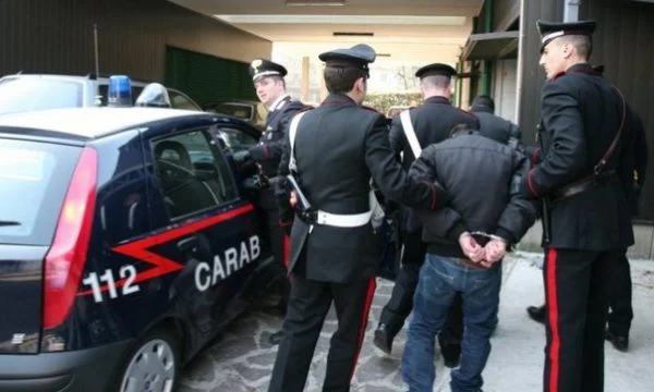 “Do të djeg të gjallë”, shqiptari arrestohet në Itali pasi tentoi ta godasë me thikë gruan në sy të policëve