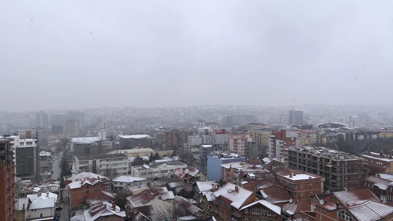 Moti për sot në Kosovë: Nuk ndalen reshjet e borës e shiut