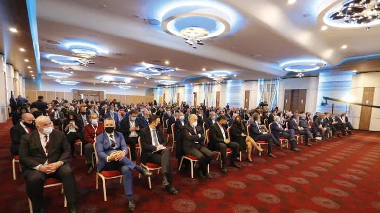 Para pak kohësh aderoi në Vetëvendosje, sot u pa në Kuvendin Zgjedhor të LDK’së