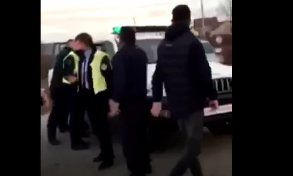 Pasi u aksidentuan e sulmuan zyrtarin policor, dalin pamjet e arrestimit të dy personave në Drenas