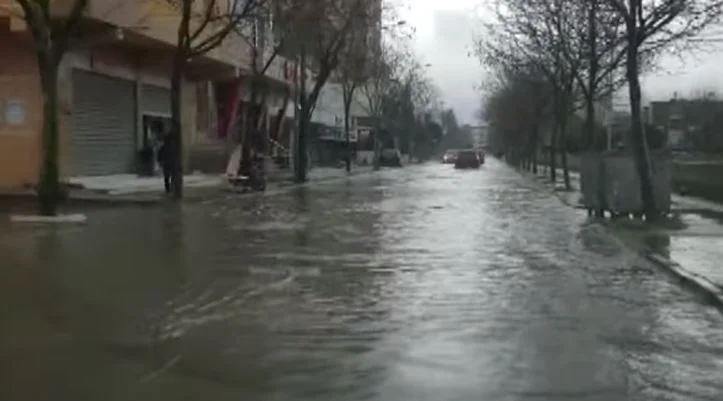 Rrebeshe shiu gjatë natës, përmbyten disa rrugë në Durrës