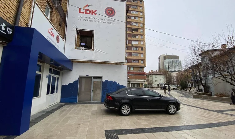 Lumir Abdixhiku mbledh Kryesinë e partisë