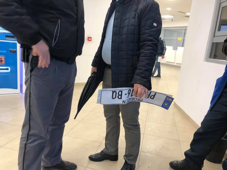 Pritën nga muaji nëntor për t’u pajisur me targa RKS, numër i madh i qytetarëve në Agjencinë e Regjistrimit Civil