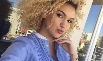 Arta Elezaj commente la dernière image, pose légèrement différemment