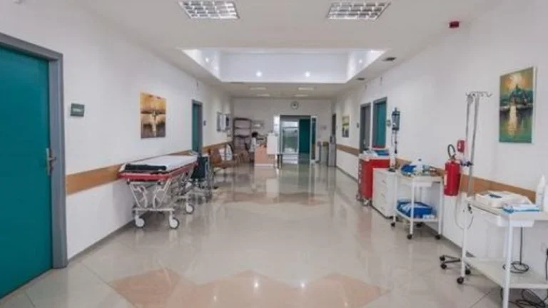 Ngjarje tragjike në Shqipëri: 24 vjeçari pasi rezulton me koronavirus hidhet nga kati i tretë i spitalit