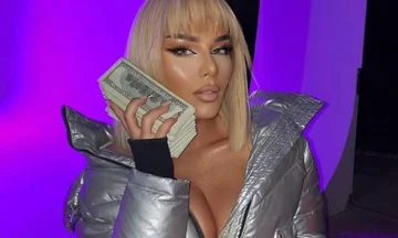 Le poseur chaud de Tyra avec beaucoup d'argent comptant
