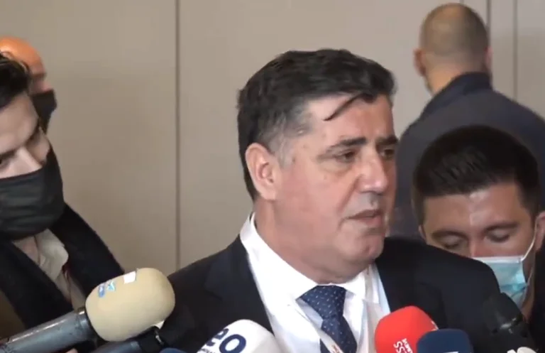 Haziri flet për media nga Kuvendi i LDK-së: Është koha të punojmë e t’i lëmë fjalët anash
