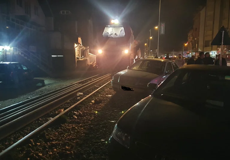 Mbrëmë treni goditi veturën, sonte veturat bllokojnë trenin në Ferizaj (Foto)