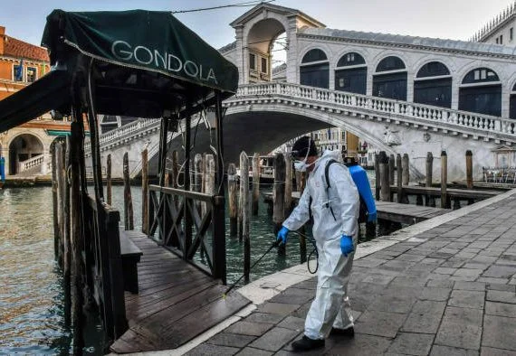 Italia rikthen izolimin, nga e hëna mbyllen shkollat