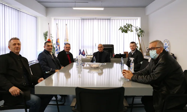 Zyrtarët e UEFA-së vizitojnë FFK-në, theksojnë përkrahjen e tyre