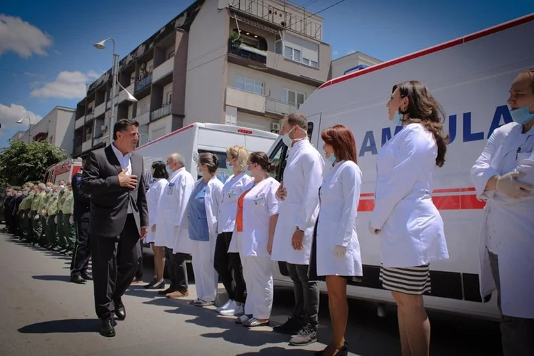 Një vit me pandeminë, Haziri: Ndryshoi jetën tonë, me bartje të maskave dhe distancës sociale