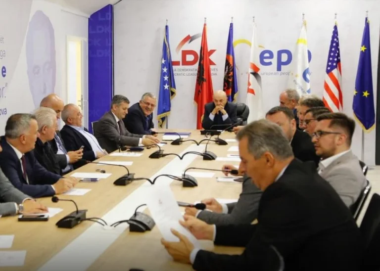 Drejtori i Gazmend Muhaxherit përkrahë Lumir Abdixhikun për kryetar të LDK’së