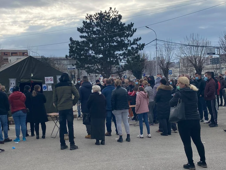 Shikoni grumbullimin e njerëzve që presin për t’u testuar para IKShP-së (Foto)