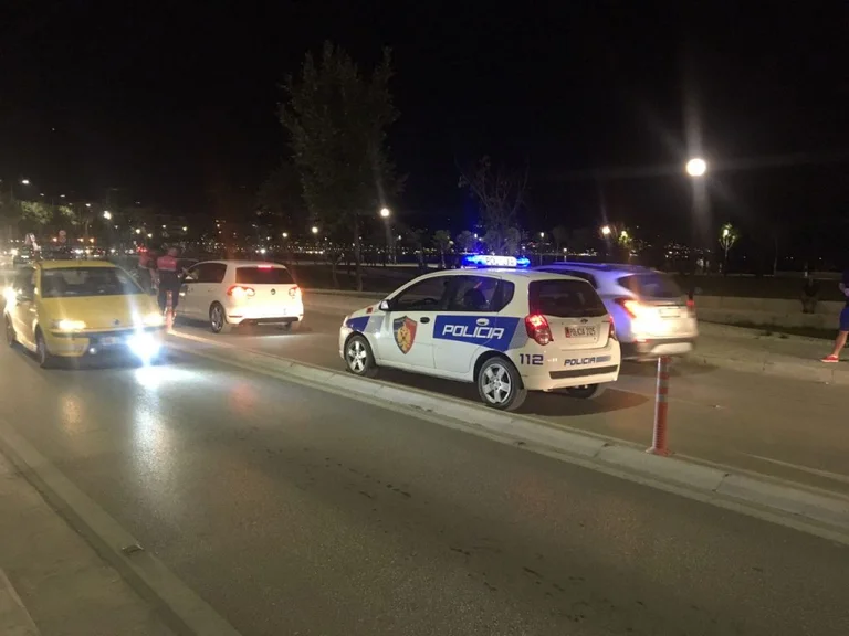 Ky është personi që rrëmbeu veturën e policisë në Divjakë, ndalohet nga autoritetet
