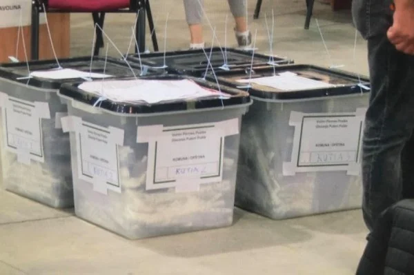 Supremo nega i reclami da parte di partiti non serbi, Vetevendosje
