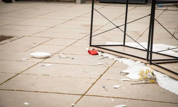 Kërcënohen fizikisht dhe seksualisht gratë që përmbysën tavolinën në shesh