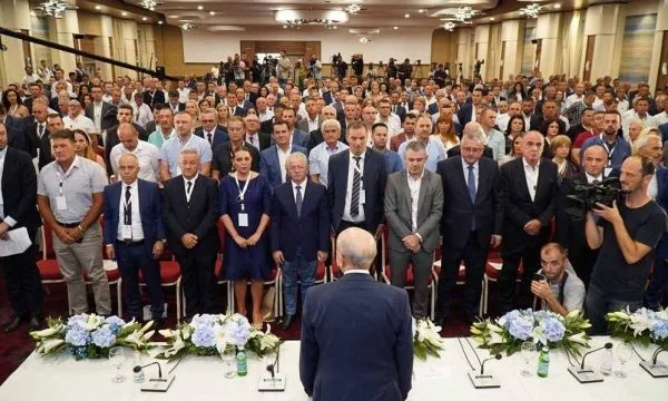 A ka virus? Raportohet se 355 delegatë të LDK-së mblidhen të dielën në një sallë për kryetarin e ri