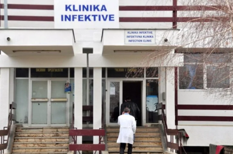 Mjekët kërkojnë masa shtesë pas rritjes së numrit të pacientëve të hospitalizuar me COVID-19