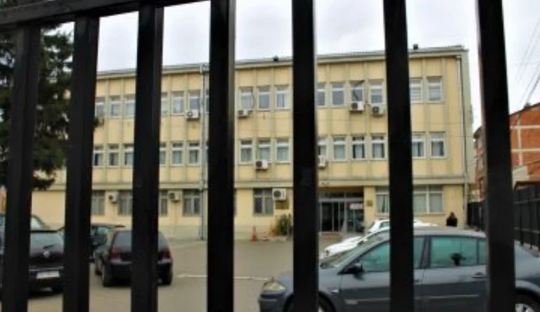 Un mese di custodia per padre e figlio da Prizren, hanno picchiato uno studente a scuola