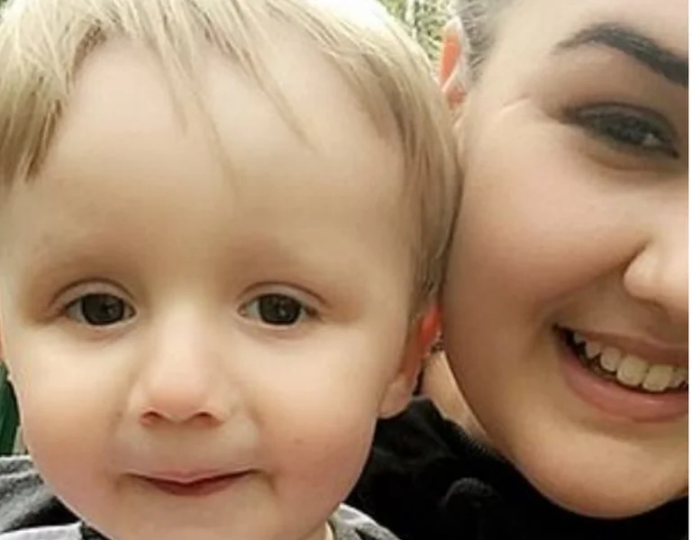 Il suo ragazzo ha ucciso suo figlio 22 mesi mentre era in frigo - sua madre parla con lacrime negli occhi
