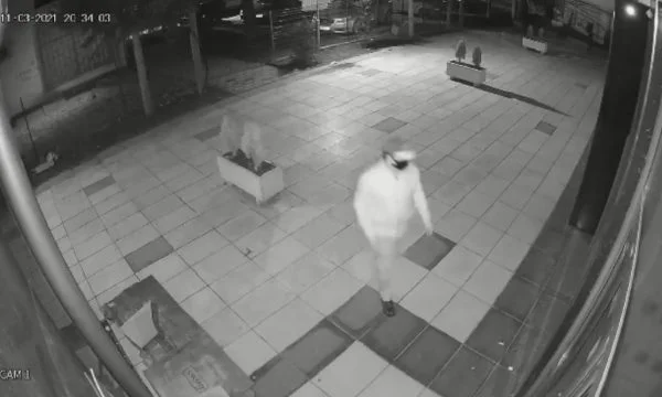 Sad view from Tetovo: Eine Person sprüht Eingänge zu unbekannten Wohnungen, Bewohner in Panik