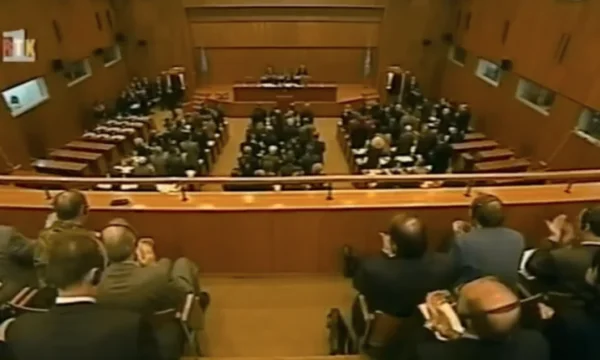 Vista dal momento in cui il Parlamento aveva eletto Rugova presidente di Bajram Rexhepi primo ministro
