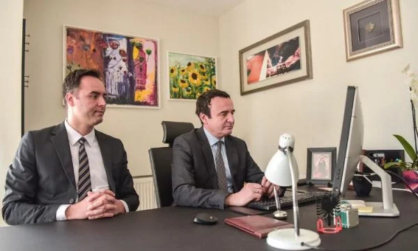 Konjufca Reunión de la corte con el Palmer de Costnet, diálogo