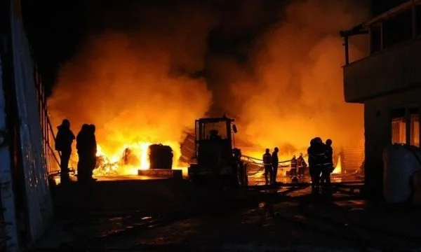 Fuoco in una fabbrica, 20 lavoratori muoiono