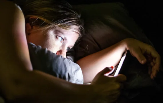 Perche' non dovresti tenere il telefono a letto quando dormi?