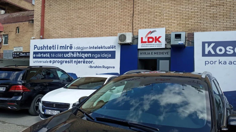 Un sobre de Vetevendosje llega a las oficinas de LDK, contenido enseñado