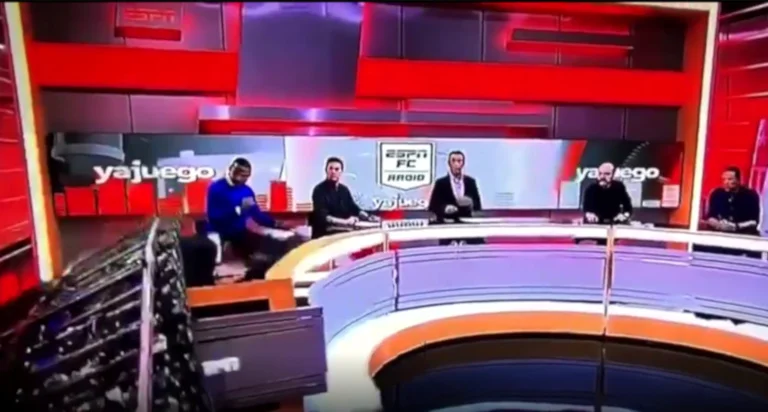 In livecast, il giornalista gioca uno schermo gigante sulla sua testa