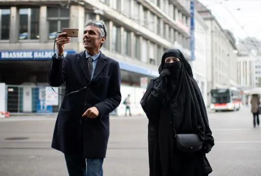 Il milionario che pagherà le multe per le donne che indossano burkas in Svizzera