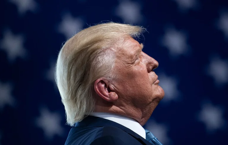 Trump American: Cuando tomes la vacuna, recuerda que sin mí todavía tendrías cinco años.