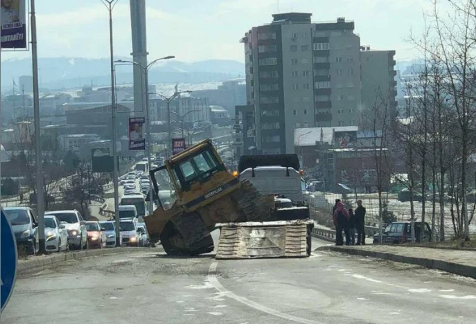 Blocco stradale a Pristina: l'escavatore cade dal camion di trasporto
