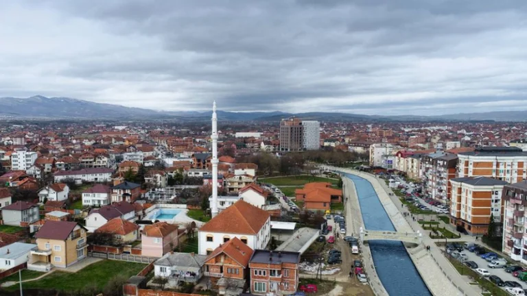 Mutter greift ihr Kind physisch in Podujevo an: Dad bringt sie zu einem Notfall.