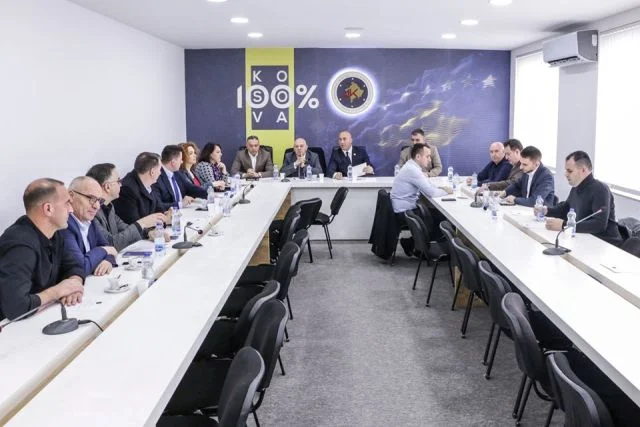 Haradinaj mbledh kryetarët e degëve dhe flasin për mbrojtjen e taksës